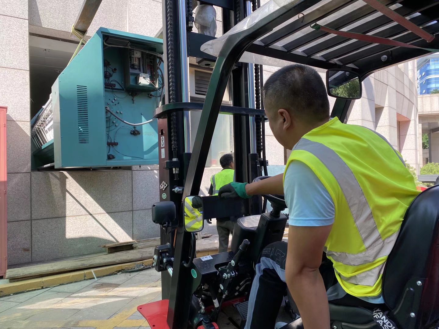 北京银行洗衣机吊装搬运就位